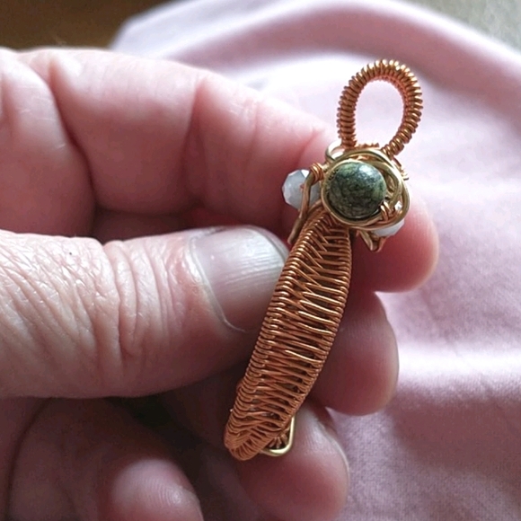 ๐จ๐ฆ Hand Wire Weaved Quartz Pendant - Picture 3 of 4